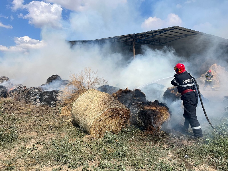 incendiu de baloti la chirnogeni interventie rapida a pompierilor 6857f21db443f