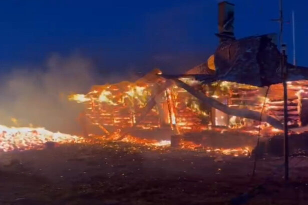 incendiu pe varful vladeasa cabana si statia meteo cuprinse de flacari pompierii incearca sa protejeze rezervorul de combustibil 685b0e1ed26e7