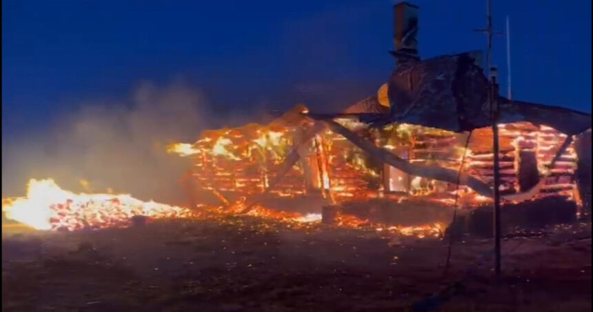 incendiu pe varful vladeasa cabana si statia meteo cuprinse de flacari pompierii incearca sa protejeze rezervorul de combustibil 685b0e1ed26e7