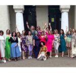 intalnire dupa 30 de ani de la absolvire directoarea colegiului pedagogic din constanta anamaria ciobotaru alaturi de fostele colege de liceu 685aa9ea57c91
