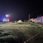 locomotiva si doua vagoane ale unui tren plin cu benzina au deraiat in judetul teleorman combustibilul dintr un vagon se scurge pe sine 6843ddd76f608