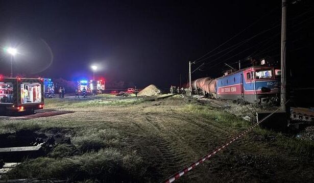 locomotiva si doua vagoane ale unui tren plin cu benzina au deraiat in judetul teleorman combustibilul dintr un vagon se scurge pe sine 6843ddd76f608