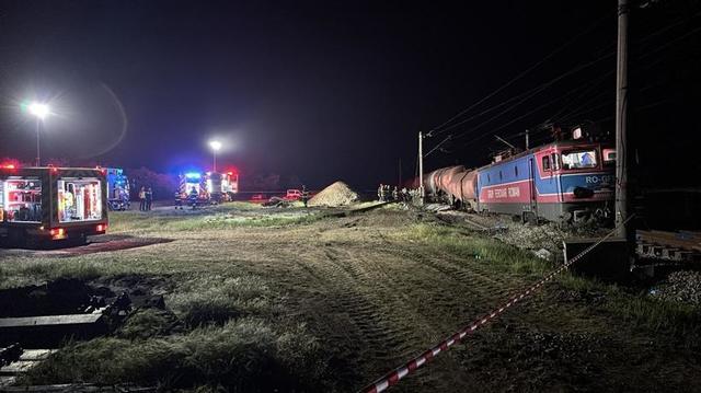 Locomotiva și două vagoane ale unui tren încărcat cu benzină au deraiat în județul Teleorman, iar combustibilul dintr-un vagon se scurge pe șine. 1 locomotiva si doua vagoane ale unui tren plin cu benzina au deraiat in judetul teleorman combustibilul dintr un vagon se scurge pe sine 6843ddd76f608