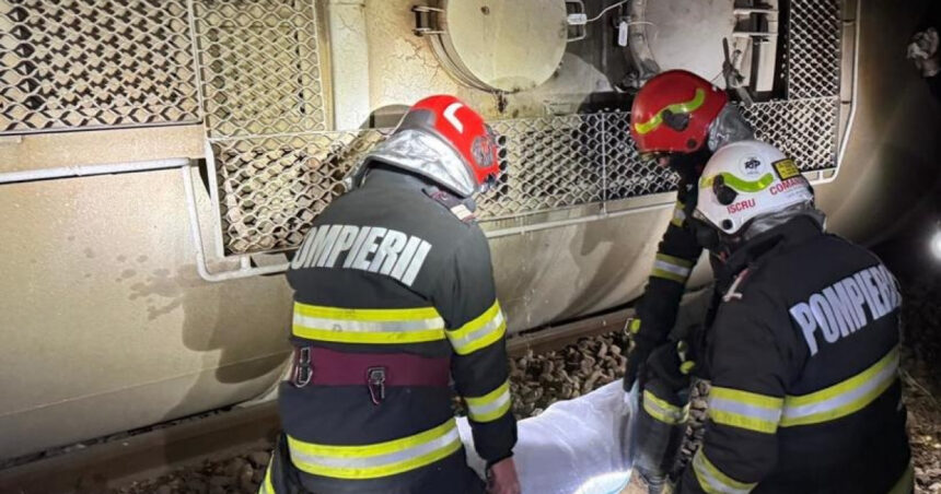 Locomotiva și două vagoane ale unui tren plin cu benzină au deraiat, provocând scurgerea combustibilului dintr-unul dintre vagoane. 1 locomotiva si doua vagoane ale unui tren plin cu benzina au deraiat se scurge combustibil dintr unul dintre vagoane 6843caa5673aa