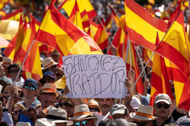 noi proteste in spania impotriva premierului pedro sanchez acuzat de coruptie zeci de mii de oameni in strada 68459ab7184d3