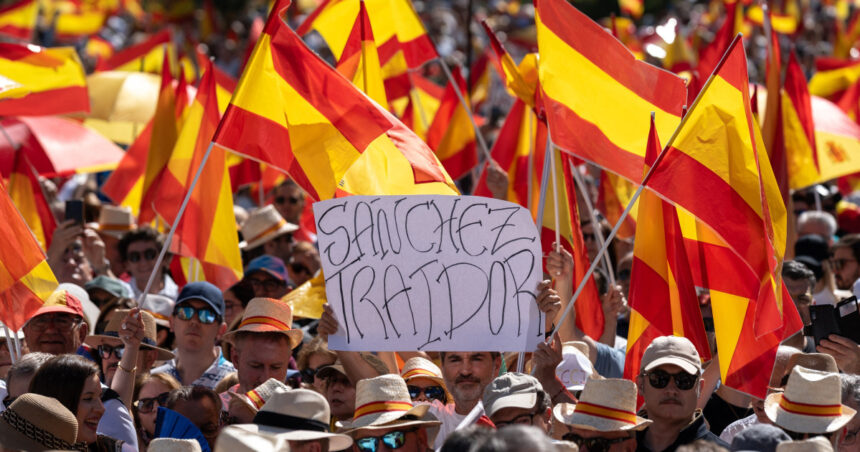noi proteste in spania impotriva premierului pedro sanchez acuzat de coruptie zeci de mii de oameni in strada 68459ab7184d3
