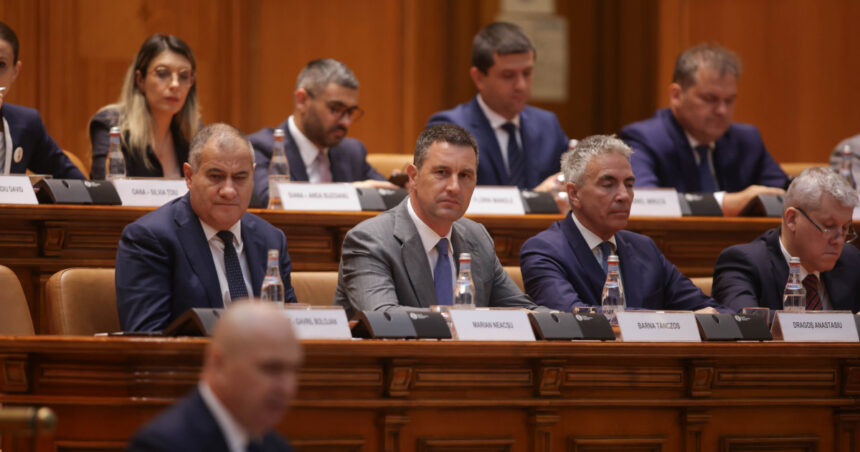 Noul Guvern a fost învestit de Parlament, cu Cabinetul Bolojan obținând 301 voturi pentru și 9 împotrivă, în timp ce AUR a părăsit sala înaintea votului. 1 noul guvern investit de parlament cabinetul bolojan a obtinut 301 voturi pentru si 9 impotriva aur a parasit sala inaintea votului 68598012eef60