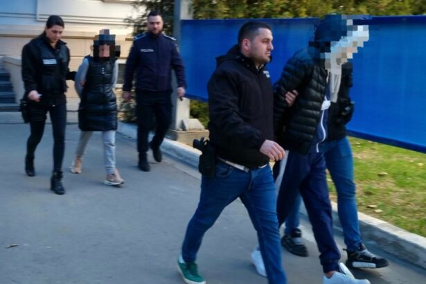 o femeie si iubitul acesteia acuzati ca au santajat mai multi barbati pe care i au filmat in ipostaze intime fara acordul lor ajung la inchisoare 685dc41ea92d0