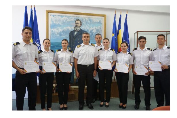 opt elevi merituosi de la scoala militara de maistri militari a fortelor navale au primit certificate de apreciere de ziua drapelului national 685d8c0aa153d