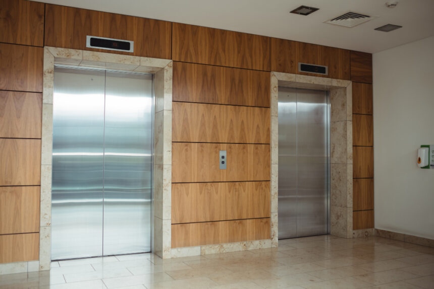 Panică într-un bloc: Un lift cu patru persoane, inclusiv un copil, a căzut în gol pe mai multe etaje 1 panica intr un bloc un lift cu patru persoane printre care un copil s a prabusit in gol mai multe etaje 68512ff6243a3
