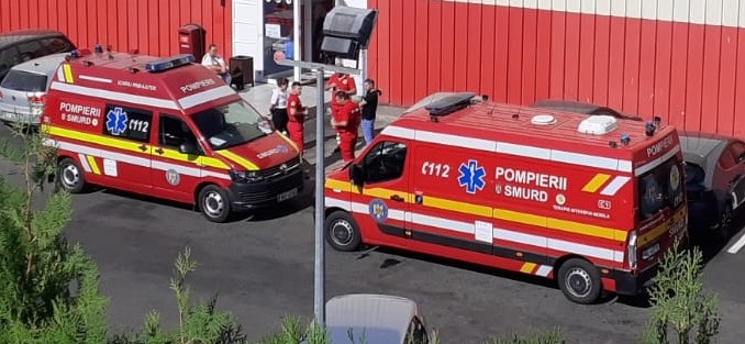 panica intr un mall dupa ce o bucata din tavan s a prabusit chiar in fata clientilor 684745ba5f11c