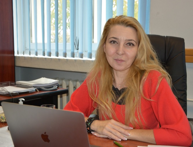 poeta amelia stanescu lanseaza un volum de poezii la biblioteca judeteana ioan n roman din constanta 68551a7ea4803
