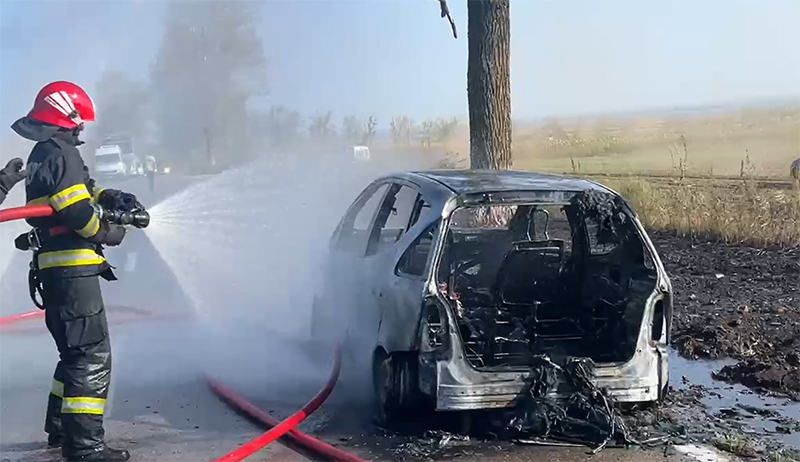 Pompierii sunt în alertă: Un autoturism a luat foc pe un câmp între Galeșu și Poiana 1 pompierii sunt in alerta un autoturism a fost cuprins de flacari pe un camp intre galesu si poiana 6851450d29fbd