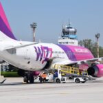romanii au fost abandonati pe aeroport strainii au fost dusi la hotel wizz air da vina pe o eroare umana 685fc22966d7d