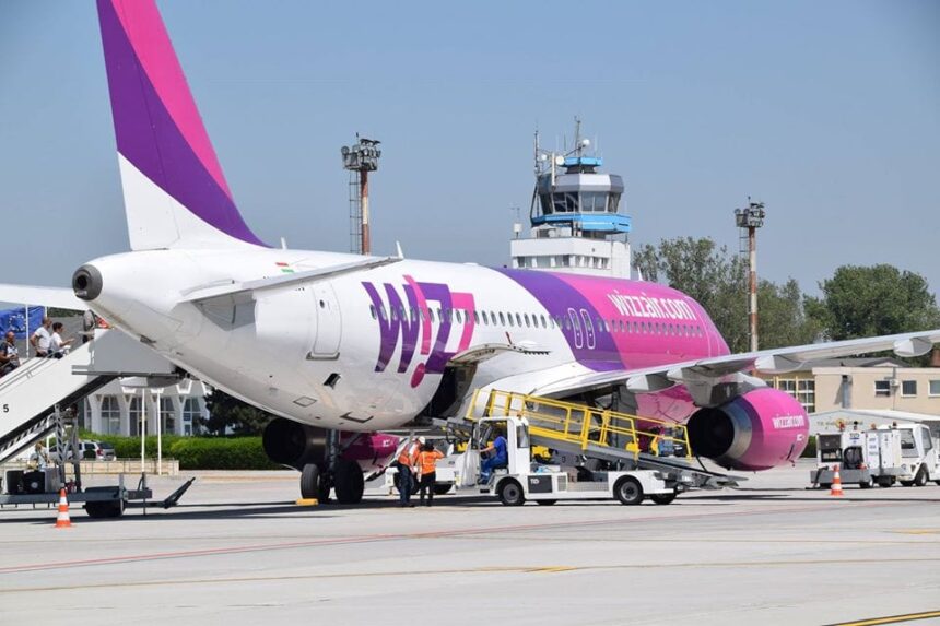 Românii au fost abandonați pe aeroport, străinii au fost duși la hotel: Wizz Air explică o eroare umană 1 romanii au fost abandonati pe aeroport strainii au fost dusi la hotel wizz air da vina pe o eroare umana 685fc22966d7d