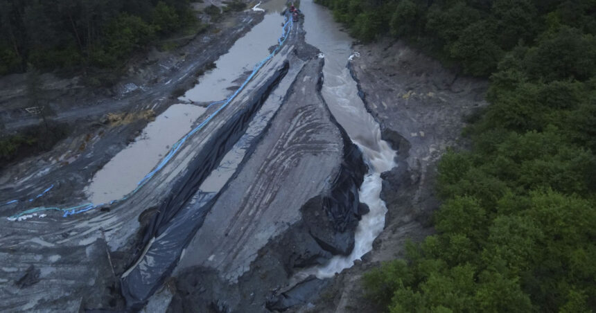 Salina Praid. Autoritățile au construit o linie de apărare de 750 de metri pentru a proteja gospodăriile de inundații. 1 salina praid autoritatile au realizat o linie de aparare de 750 de metri pentru a proteja gospodariile de viitura 683d6b64511b0