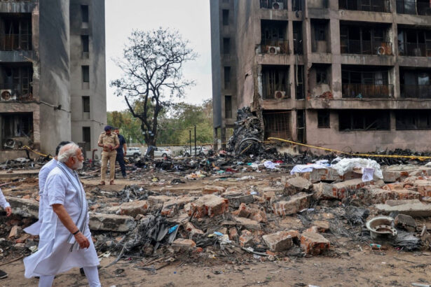 salvatorii cauta supravietuitori si resturi ale avionului air india in ahmedabad modi scena dezastrului este sfasietoare 684bebe3937b2