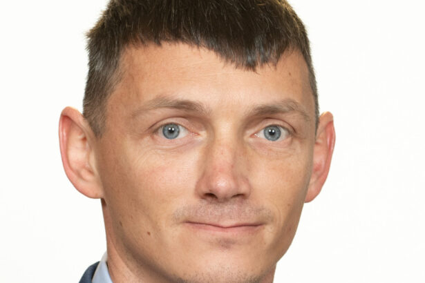 senatorul care sustine ca a facut facultatea la un site de matrimoniale a fost condamnat pentru conducere cu permisul suspendat 685197d6c6f5c