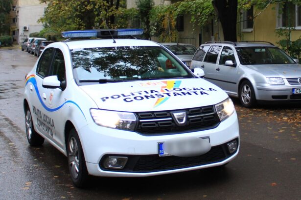 si a extins garajul a modificat gardul si o parte din imobil dar fara autorizatie acum trebuie sa demoleze tot iar in caz o vor face altii va suporta cheltuielile 6850b4a8a7444