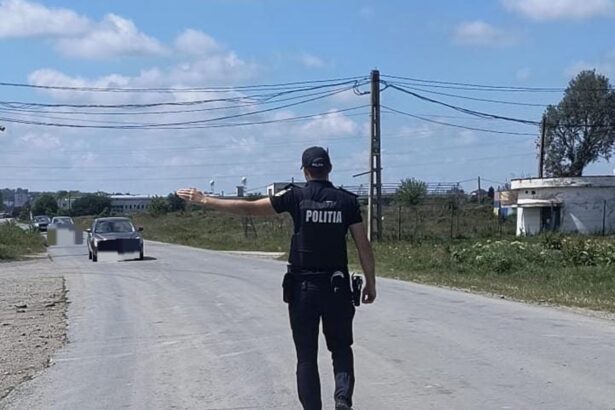 sofer incatusat dupa ce a condus in cumpana cu permisul suspendat vezi aici ce spune politia despre acest caz 684443c2568bc