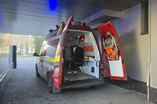 soferul unei autospeciale smurd amendat lasat fara permis pentru ca ar fi ignorat barierele de la o cale ferata 6846a49fb3bde