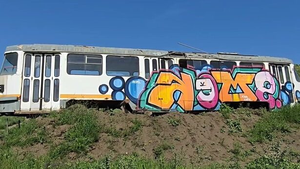 tramvai transformat in cafenea la vulcanii noroiosi 6847e3d998f43