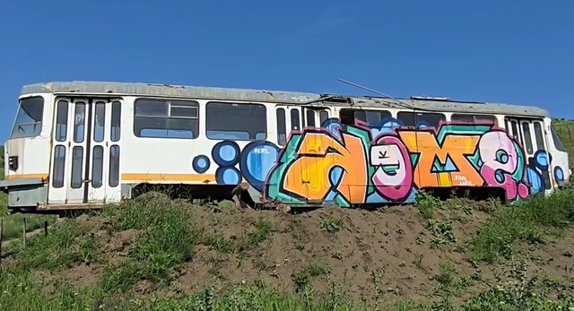 tramvai transformat in cafenea la vulcanii noroiosi 6847e3d998f43
