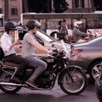 ultima ora schimbari pregatite pentru motociclisti si mopede vor putea folosi banda speciala pentru autobuze si depasi legal autovehicule sau coloane parcare pe trotuar cu o conditie 6851fc6866077
