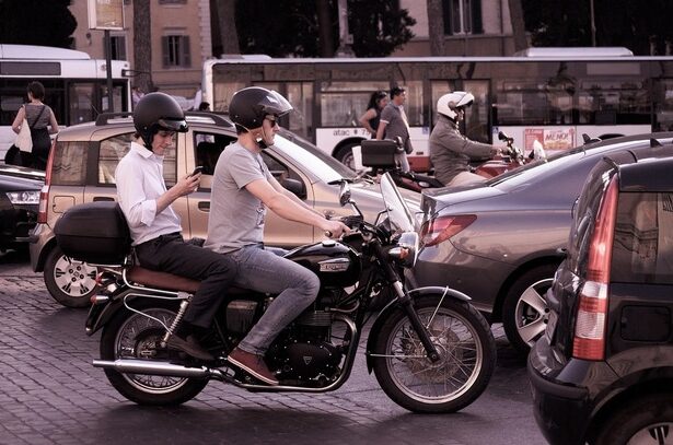 ultima ora schimbari pregatite pentru motociclisti si mopede vor putea folosi banda speciala pentru autobuze si depasi legal autovehicule sau coloane parcare pe trotuar cu o conditie 6851fc6866077