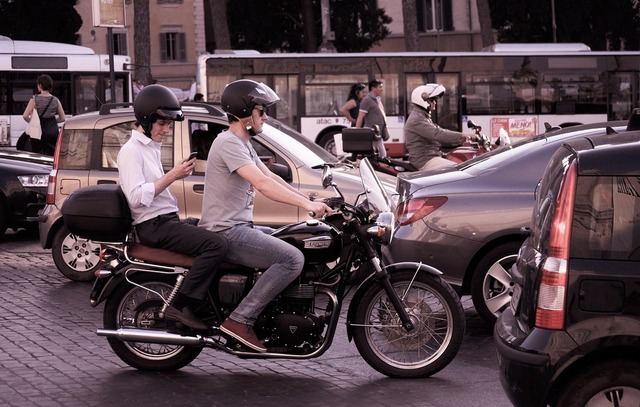 ultima ora schimbari pregatite pentru motociclisti si mopede vor putea folosi banda speciala pentru autobuze si depasi legal autovehicule sau coloane parcare pe trotuar cu o conditie 6851fc6866077
