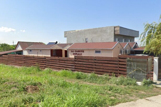 un compex turistic din corbu compus din sase casute cu foisor se vinde cu peste 170 000 de euro 685e0e1f218e0