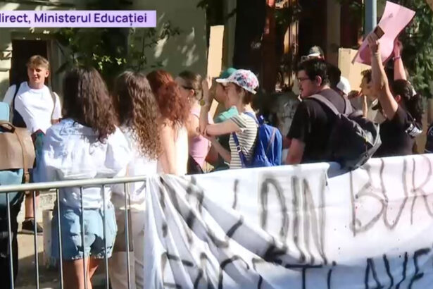 video a doua zi de proteste fata de taierile de burse elevii ies in strada alaturi de studenti nemultumiti de noile masuri 685e484717ac6