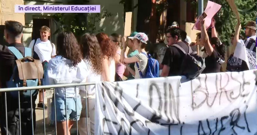 video a doua zi de proteste fata de taierile de burse elevii ies in strada alaturi de studenti nemultumiti de noile masuri 685e484717ac6