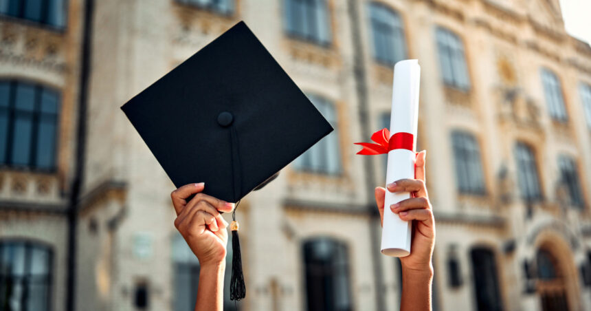 Absolvenți de facultate la 70 de ani. Motivul pentru care și-au dorit să fie studenți la vârsta a treia: „Viața e frumoasă dacă o faci” 1 video absolventi de facultate la 70 de ani motivul pentru care si au dorit sa fie studenti la varsta a treia viata e frumoasa daca o faci 683fc8143a96d