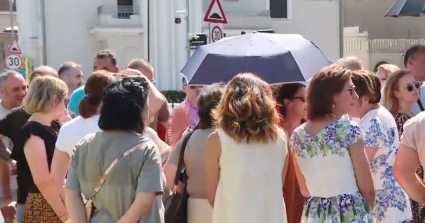 video angajatii de la guvern au protestat la palatul victoria sunt nemultumiti de reducerea sporurilor 685e67e9aeda0