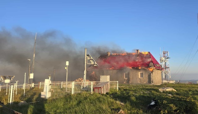 video cabana vladeasa distrusa de un incendiu a ars si statia meteorologica 685b6e93e5a8e