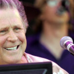 Cântărețul Brian Wilson, cofondator al trupei americane The Beach Boys, a decedat la vârsta de 82 de ani. 3 video cantaretul brian wilson cofondator al trupei americane the beach boys a murit la varsta de 82 de ani 685276ad44253