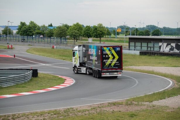 video ce face mercedes cand se plictiseste un nou record in guiness book la mersul cu spatele cu camionul 684439470cbc4