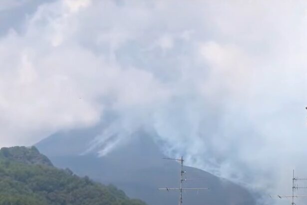 video etna erupe din nou nor de cenusa inalt de cativa kilometri 683d93a30e0c6