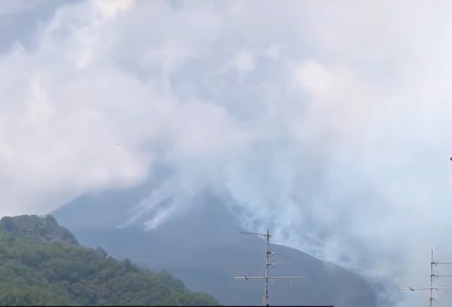 Etna erupe din nou. Nor de cenușă de câțiva kilometri înălțime. 1 video etna erupe din nou nor de cenusa inalt de cativa kilometri 683d93a30e0c6