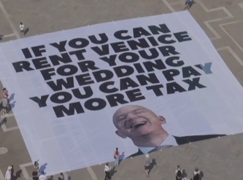 video iahturi si avioane au inceput sa soseasca pentru nunta lui bezos de la venetia greenpeace italia a protestat cu un banner de 400 de metri 685bade530a02