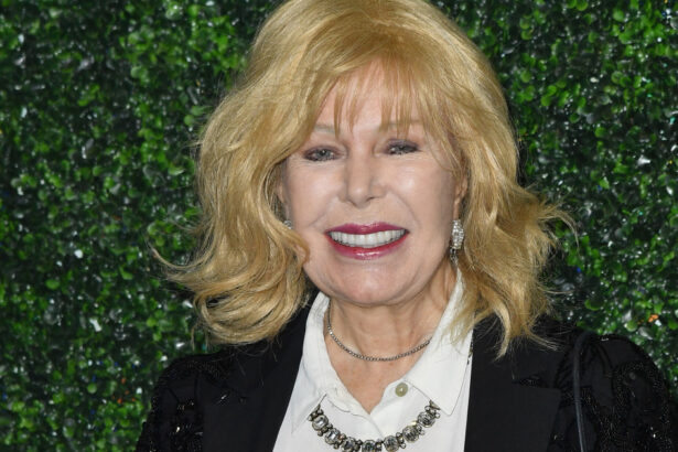 video loretta swit a murit la varsta de 87 de ani actrita a fost celebra pentru rolul hot lips houlihan din serialul de comedie mash 683e9949c17a7