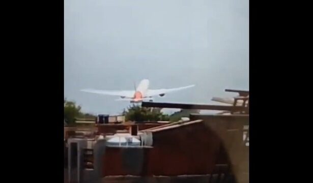 video momentul cand avionul cu 242 de oameni la bord se prabuseste 684aad9a1f25d