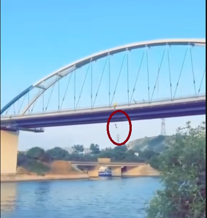 Momentul când tânărul de 22 de ani a sărit de pe podul de la Murfatlar pentru o provocare de pe TikTok, surprins în imagini 1 video momentul cand tanarul de 22 de ani a sarit de pe podul de la murfatlar pentru o provocare de pe tiktok surprins in imagini 684931f051fa5
