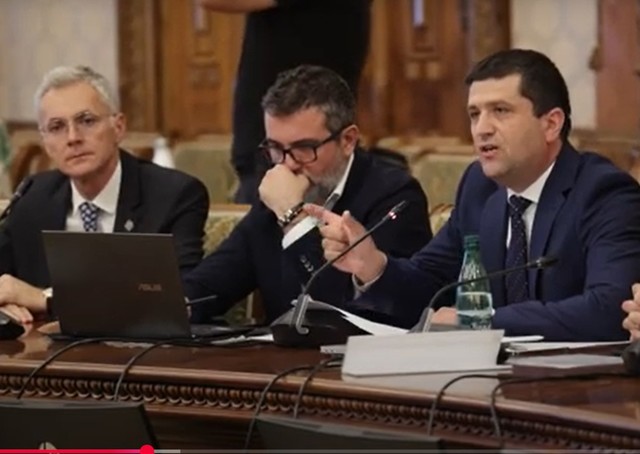 Noul ministru al Digitalizării: Sunt angajați care au computere de 3.000 de euro pentru a trimite e-mail-uri. Unele instituții cumpără de două ori mai multe licențe decât folosesc. 1 video noul ministru al digitalizarii sunt angajati care au computere de 3 000 de euro pentru a trimite e mail uri unele institutii cumpara de doua ori mai multe licente decat folosesc 685969d351986