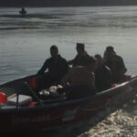 video o persoana este cautata cu scafandri dupa ce o barca s a rasturnat pe raul arges 68470856be2e8