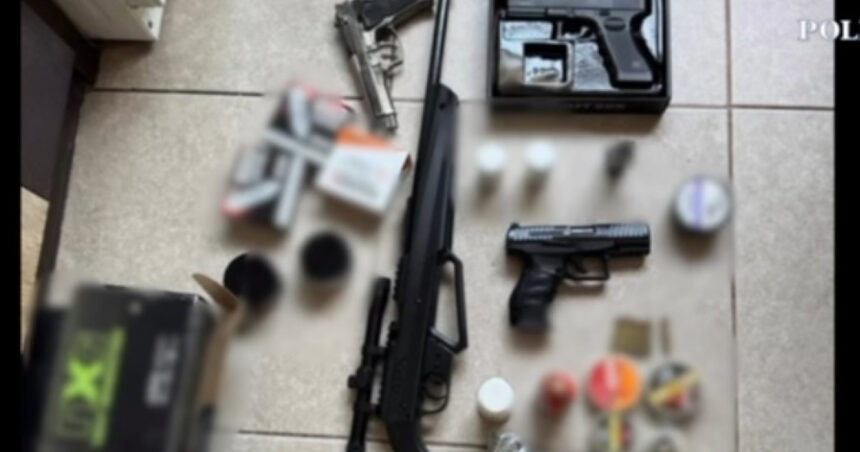 Operațiunea Jupiter: Polițiștii au descoperit zeci de arme în urma perchezițiilor din Capitală, cu 26 de verificări și în județul Argeș. 1 video operatiunea jupiter politistii au gasit zeci de arme dupa perchezitii in capitala 26 de verificari si in judetul arges 68402e05cb2d6