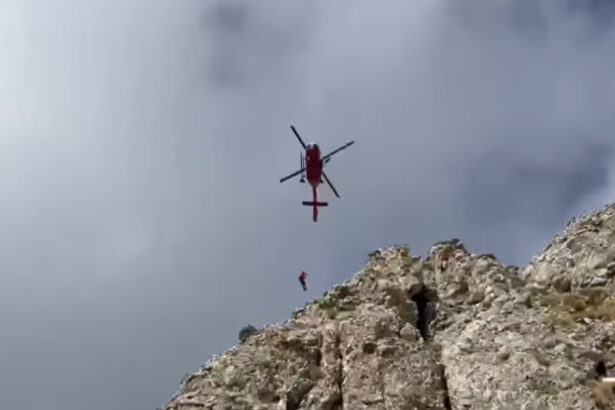 video patru alpinisti ramasi blocati in muntii bucegi interventia salvamont a durat 17 ore 683c754b1d0db