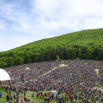 video pelerinaj impresionant cu 300 000 de oameni la sumuleu ciuc e plin de har aici 68454d5b3977e