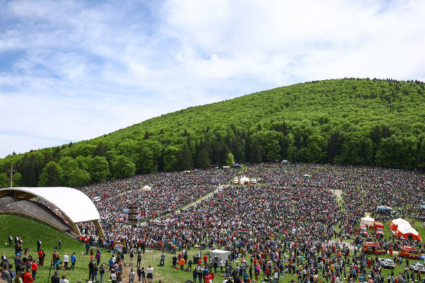 video pelerinaj impresionant cu 300 000 de oameni la sumuleu ciuc e plin de har aici 68454d5b3977e